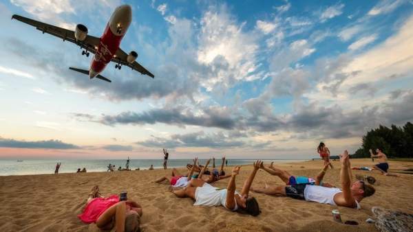 Aviones sobre turistas en la playa de Nai Yang Aviones sobre turistas en la playa de Nai Yang