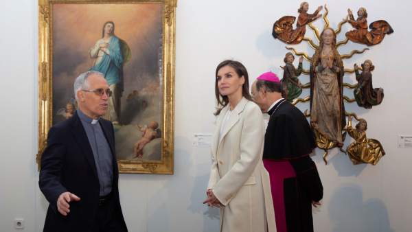 La reina Letizia junto al comisario de la muestra. La reina Letizia junto al comisario de la muestra.