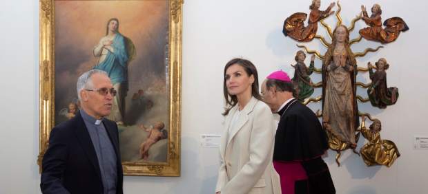 La reina Letizia junto al comisario de la muestra.