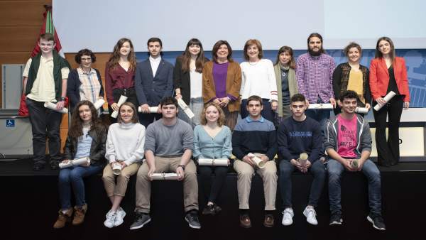 Una quincena de estudiantes reciben en Vitoria los Premios Extraordinarios de Bachillerato Una quincena de estudiantes reciben en Vitoria los Premios Extraordinarios de Bachillerato
