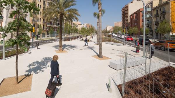 El tramo más ancho de la rambla de la avenida Meridiana, de 16 metros de ancho, entre las calles Consell de Cent y Aragó. El tramo más ancho de la rambla de la avenida Meridiana, de 16 metros de ancho, entre las calles Consell de Cent y Aragó.