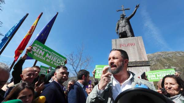 Santiago Abascal, iniciando la campaña electoral con una ofrenda floral en Covadonga. Santiago Abascal, iniciando la campaña electoral con una ofrenda floral en Covadonga.