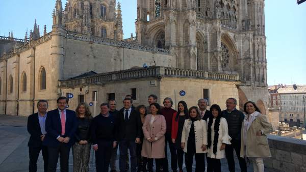 Casado pide el voto para frenar a los independentistas y 'consagrar' una España más unida que 'recupere el rumbo' Casado pide el voto para frenar a los independentistas y 'consagrar' una España más unida que 'recupere el rumbo'