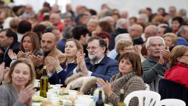El expresidente del Gobierno Mariano Rajoy arropa a la candidata al Congreso Ana Pastor en un acto de los populares en Mos (Pontevedra) El expresidente del Gobierno Mariano Rajoy arropa a la candidata al Congreso Ana Pastor en un acto de los populares en Mos (Pontevedra)