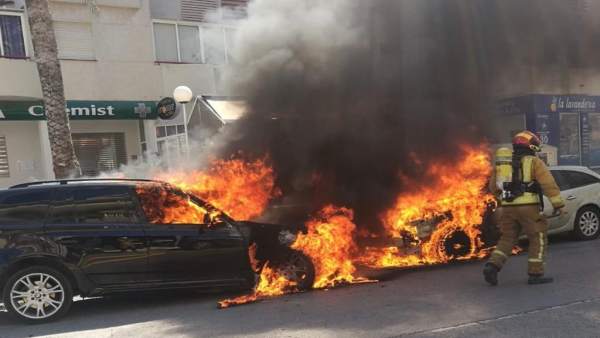 Alicante.- Sucesos.- Un coche arde cuando iba en marcha con una familia dentro y el fuego se extiende a otro vehículo Alicante.- Sucesos.- Un coche arde cuando iba en marcha con una familia dentro y el fuego se extiende a otro vehículo