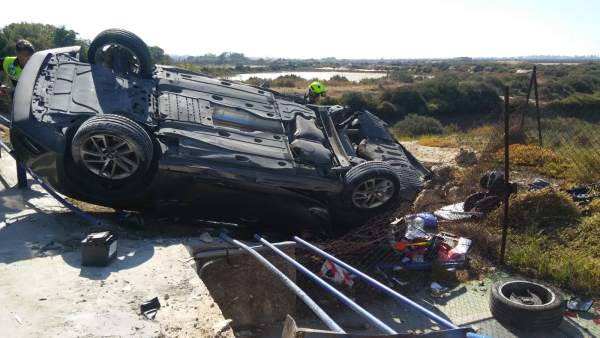 Cádiz.- Sucesos.- Al hospital una herida en un accidente de tráfico con tres vehículos implicados en Chiclana Cádiz.- Sucesos.- Al hospital una herida en un accidente de tráfico con tres vehículos implicados en Chiclana