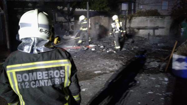 Extinguido sin heridos un incendio en cámping de Valdáliga al quemarse una construcción cercana a un depósito de gas Extinguido sin heridos un incendio en cámping de Valdáliga al quemarse una construcción cercana a un depósito de gas