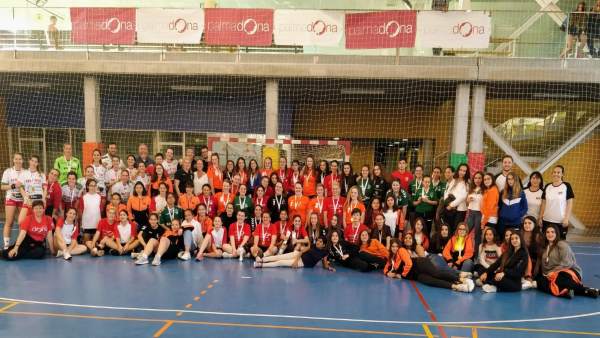 Más de 200 jugadoras participan en el II Trofeo Palmadona de Balonmano Femenino Más de 200 jugadoras participan en el II Trofeo Palmadona de Balonmano Femenino