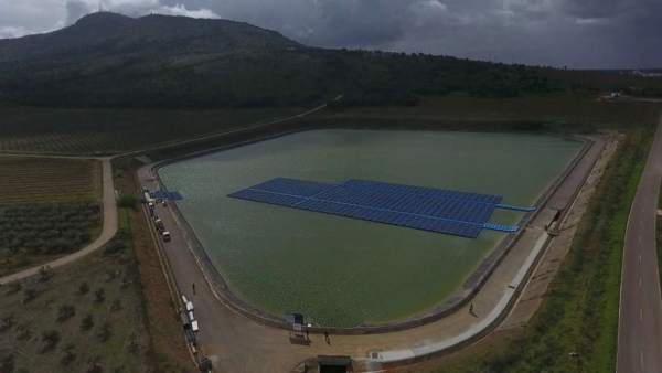 Instalan placas fotovoltaicas en una balsa de riego en Arroyo de San serván para ahorrar costes en el bombeo de agua Instalan placas fotovoltaicas en una balsa de riego en Arroyo de San serván para ahorrar costes en el bombeo de agua