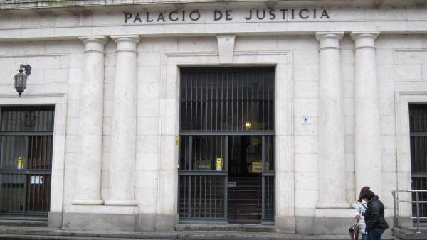 Trib.-Peticiones de 10 años para tres acusados por robar y atar de pies y manos a la compañera de piso de uno de ellos Trib.-Peticiones de 10 años para tres acusados por robar y atar de pies y manos a la compañera de piso de uno de ellos