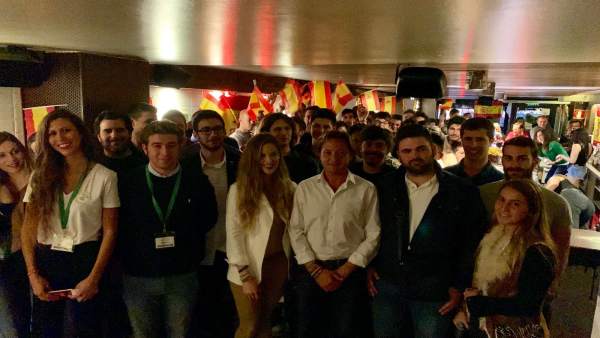 Unas 100 personas asisten al acto 'Cañas por España' de Vox en Palma Unas 100 personas asisten al acto 'Cañas por España' de Vox en Palma