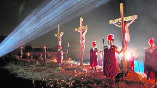 Un concurso de vestidos de manolas, otro de saetas o un via crucis viviente, pla Un concurso de vestidos de manolas, otro de saetas o un via crucis viviente, pla