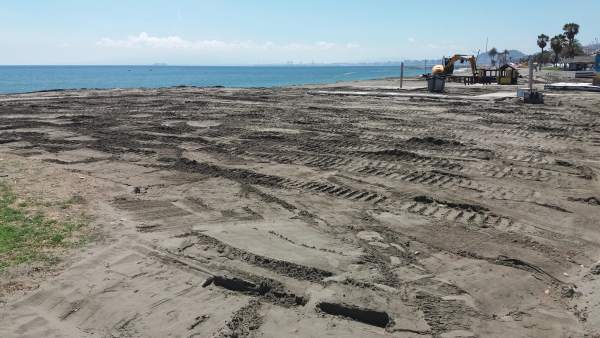Oxigenación de la arena de playa de málaga trabajos mejora intervención Oxigenación de la arena de playa de málaga trabajos mejora intervención