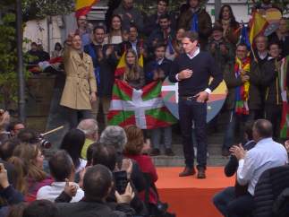 Rivera ante abucheos: "Euskadi no es vuestro, es de todos"
