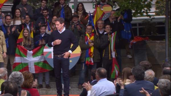 Rivera ante abucheos: "Euskadi no es vuestro, es de todos" Rivera ante abucheos: "Euskadi no es vuestro, es de todos"