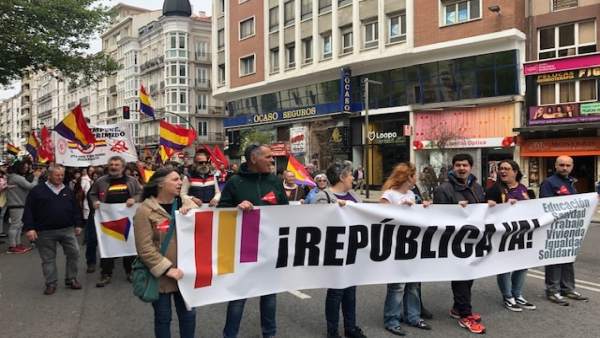 Decenas de personas en Santander piden en el Día de la República 'poder decidir' su modelo de Estado Decenas de personas en Santander piden en el Día de la República 'poder decidir' su modelo de Estado