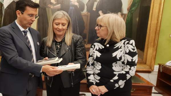 Granada.- S.Santa.- Donan al Centro de Estudios Cofrades los libros sobre los dos primeros simposios de Semana Santa Granada.- S.Santa.- Donan al Centro de Estudios Cofrades los libros sobre los dos primeros simposios de Semana Santa