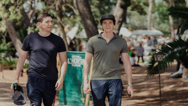 Los hermanos James y Oliver Phelps, estrellas de la saga cinematográfica de Harry Potter, han aparecido por sorpresa en Los hermanos James y Oliver Phelps, estrellas de la saga cinematográfica de Harry Potter, han aparecido por sorpresa en