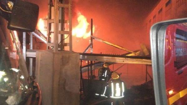 Alicante.- Sucesos.- Un incendio calcina 20.000 pollos en una granja de Redován Alicante.- Sucesos.- Un incendio calcina 20.000 pollos en una granja de Redován
