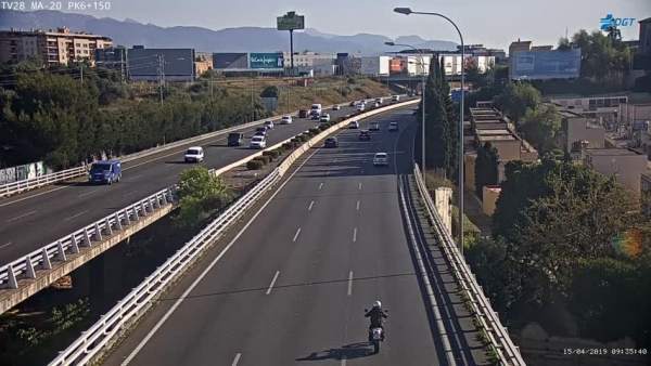 Sucesos.- El accidente de un camión provoca retenciones en la Vía de Cintura Sucesos.- El accidente de un camión provoca retenciones en la Vía de Cintura