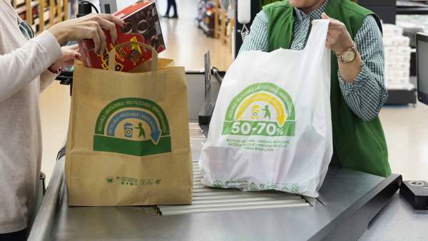 MERCADONA CULMINA LA SUSTITUCIÓN TOTAL DE LAS BOLSAS DE PLÁSTICO POR OTRAS DE PAPEL Y DE MATERIAL RECICLADO MERCADONA CULMINA LA SUSTITUCIÓN TOTAL DE LAS BOLSAS DE PLÁSTICO POR OTRAS DE PAPEL Y DE MATERIAL RECICLADO