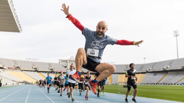 Los atletas de la Salomon Run, a su paso por el estadio olímpico Los atletas de la Salomon Run, a su paso por el estadio olímpico