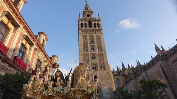 Cofradía saliendo de la Catedral de Sevilla Cofradía saliendo de la Catedral de Sevilla