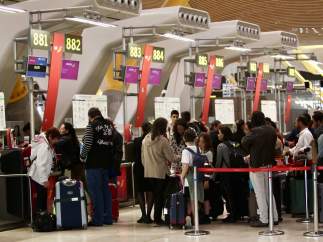 Colas en Barajas durante la huelga de Air Nostrum
