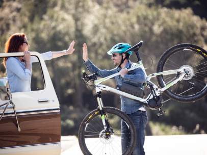 ¿Sabes cómo llevar las bicis en el coche de forma segura y legal?
