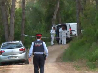 Un grupo de policías recogen pruebas de un crimen.