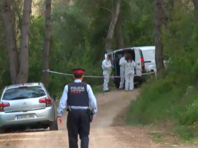 Un grupo de policías recogen pruebas de un crimen.