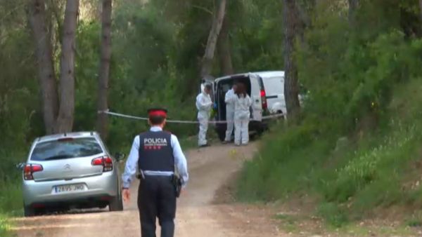 Un grupo de policías recogen pruebas de un crimen. Un grupo de policías recogen pruebas de un crimen.