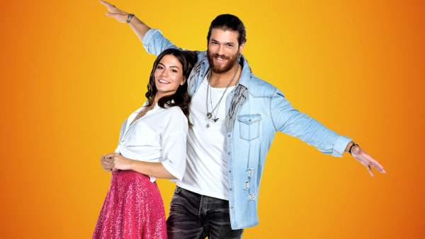 Demet Özdemir y Can Yaman, protagonistas de 'Erkenci Kus' Demet Özdemir y Can Yaman, protagonistas de 'Erkenci Kus'