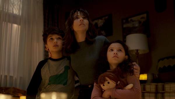 El personaje de Linda Cardellini y sus hijos. El personaje de Linda Cardellini y sus hijos.
