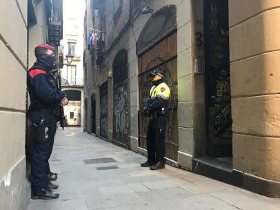 Imagen de agentes de Mossos y de Guardia Urbana en una operación antidroga.