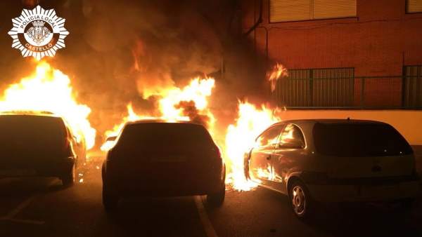 Castellón.- Sucesos.- Un incendio calcina tres vehículos y causa daños en otro Castellón.- Sucesos.- Un incendio calcina tres vehículos y causa daños en otro