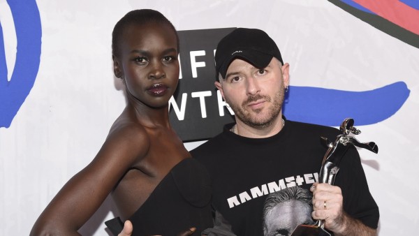 Demna Gvasalia junto a una modelo. Demna Gvasalia junto a una modelo.