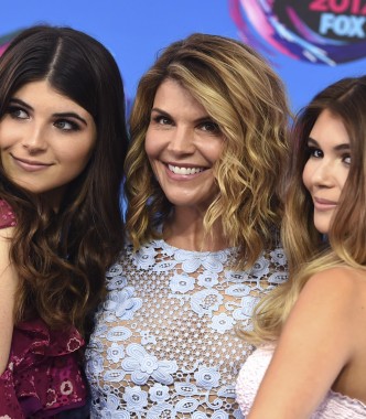 Lori Loughlin con sus dos hijas