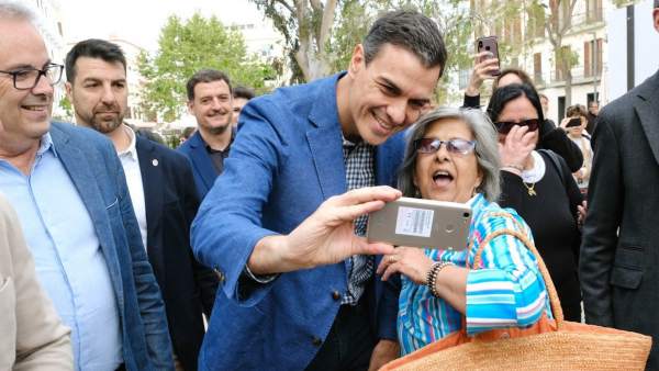 Pedro Sánchez se fotografía con simpatizantes durante el paseo electoral en Ibiza. Pedro Sánchez se fotografía con simpatizantes durante el paseo electoral en Ibiza.