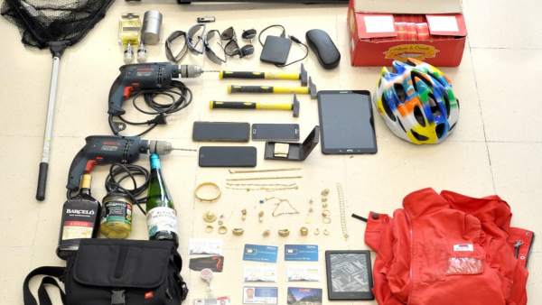 Sucesos.- Detienen a un ladrón de que rompía cristales de coches de alquiler por la zona de Manacor Sucesos.- Detienen a un ladrón de que rompía cristales de coches de alquiler por la zona de Manacor