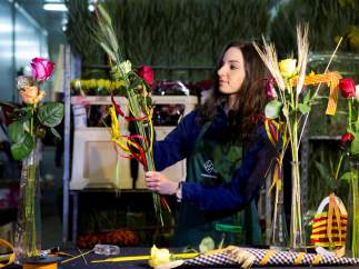La rosa de Sant Jordi seguirá siendo mayoritariamente roja en la Diada de este año, según los mayoristas, que esperan vender 7 millones de unidades.