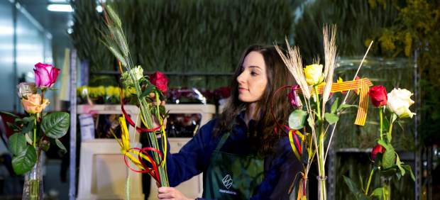 La rosa de Sant Jordi seguirá siendo mayoritariamente roja en la Diada de este año, según los mayoristas, que esperan vender 7 millones de unidades.