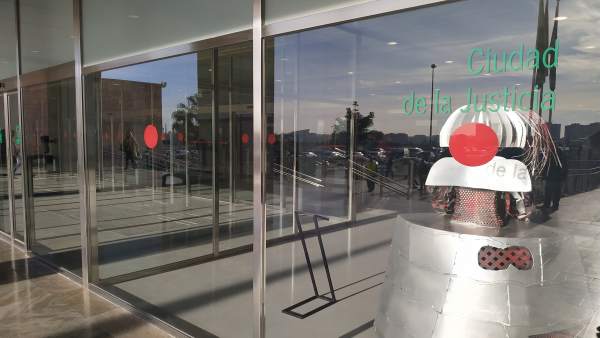 Málaga.- Tribunales.- Condenan a un hombre por exhibicionismo ante varios menores e intentar abusar de uno de ellos Málaga.- Tribunales.- Condenan a un hombre por exhibicionismo ante varios menores e intentar abusar de uno de ellos
