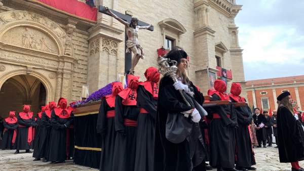 S. Santa.- El Cristo de la Luz ilumina Valladolid ante cientos de personas que se enfrentan a una fría mañana S. Santa.- El Cristo de la Luz ilumina Valladolid ante cientos de personas que se enfrentan a una fría mañana