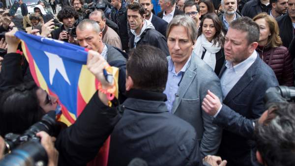 Arrimadas y su equipo, siendo increpados en Vic este jueves. Arrimadas y su equipo, siendo increpados en Vic este jueves.