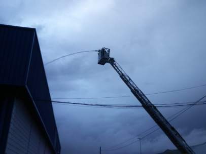 Cádiz.- Sucesos.- Sofocado un incendio en la nave de la ITV de Puerto Real tras una tormenta eléctrica