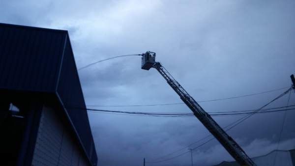 Cádiz.- Sucesos.- Sofocado un incendio en la nave de la ITV de Puerto Real tras una tormenta eléctrica Cádiz.- Sucesos.- Sofocado un incendio en la nave de la ITV de Puerto Real tras una tormenta eléctrica