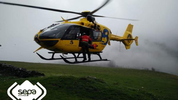 Sucesos.- Rescatado un excursionista herido en una pierna bajando del refugio de Urriello Sucesos.- Rescatado un excursionista herido en una pierna bajando del refugio de Urriello