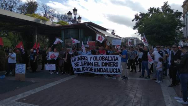 Sevilla.-La plantilla del metro protesta en la Puerta de Jerez y avisa que la empresa tiene hasta '20 trenes preparados' Sevilla.-La plantilla del metro protesta en la Puerta de Jerez y avisa que la empresa tiene hasta '20 trenes preparados'
