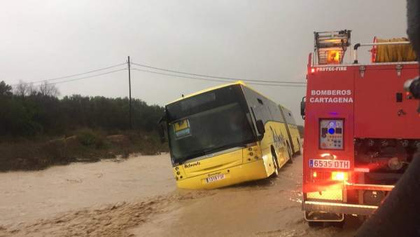 Imagen del autobús escolar atrapado por las lluvias en Cartagena Imagen del autobús escolar atrapado por las lluvias en Cartagena